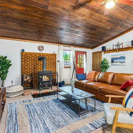Secluded W Hot Tub, Fire Pit, Deck & Updated Wifi Great Cacapon 外观 照片