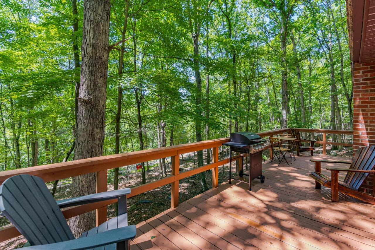 Secluded W Hot Tub, Fire Pit, Deck & Updated Wifi Great Cacapon 外观 照片