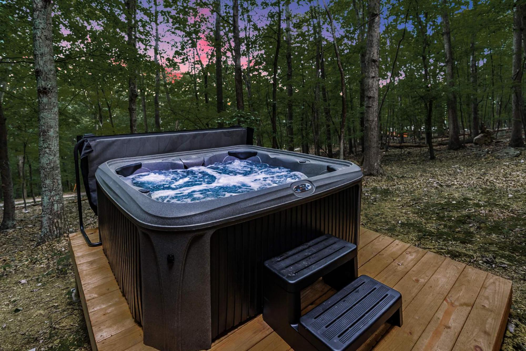 Secluded W Hot Tub, Fire Pit, Deck & Updated Wifi Great Cacapon 外观 照片
