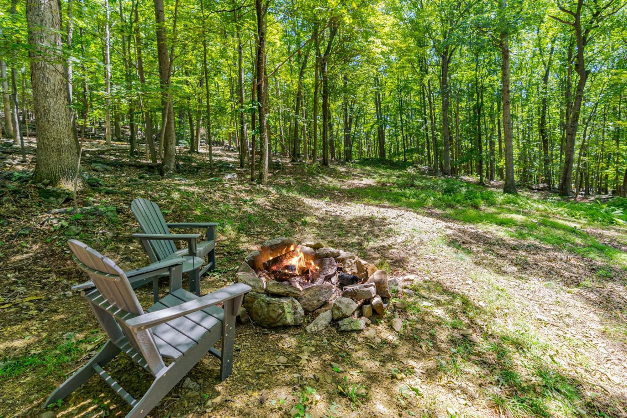 Secluded W Hot Tub, Fire Pit, Deck & Updated Wifi Great Cacapon 外观 照片