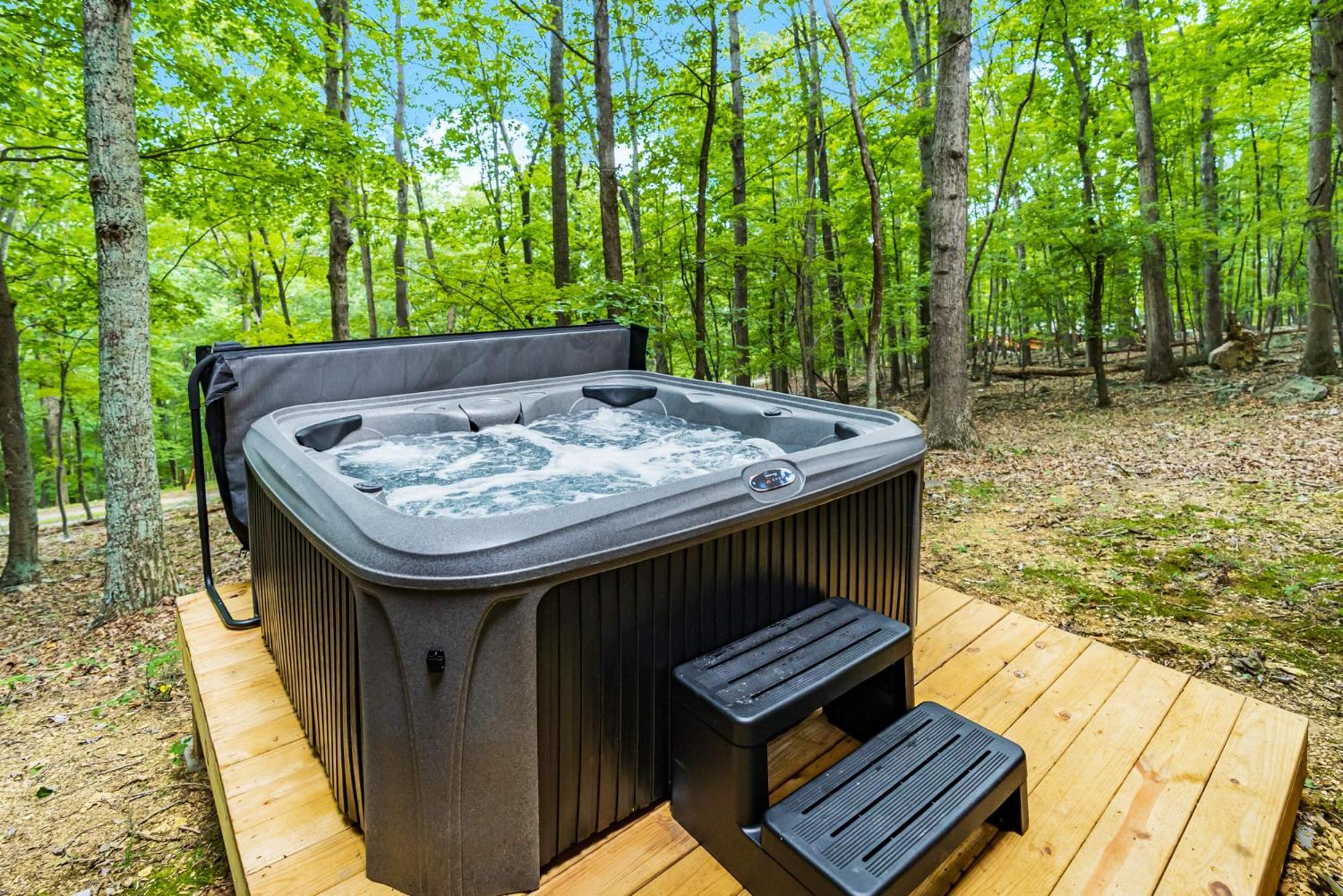 Secluded W Hot Tub, Fire Pit, Deck & Updated Wifi Great Cacapon 外观 照片