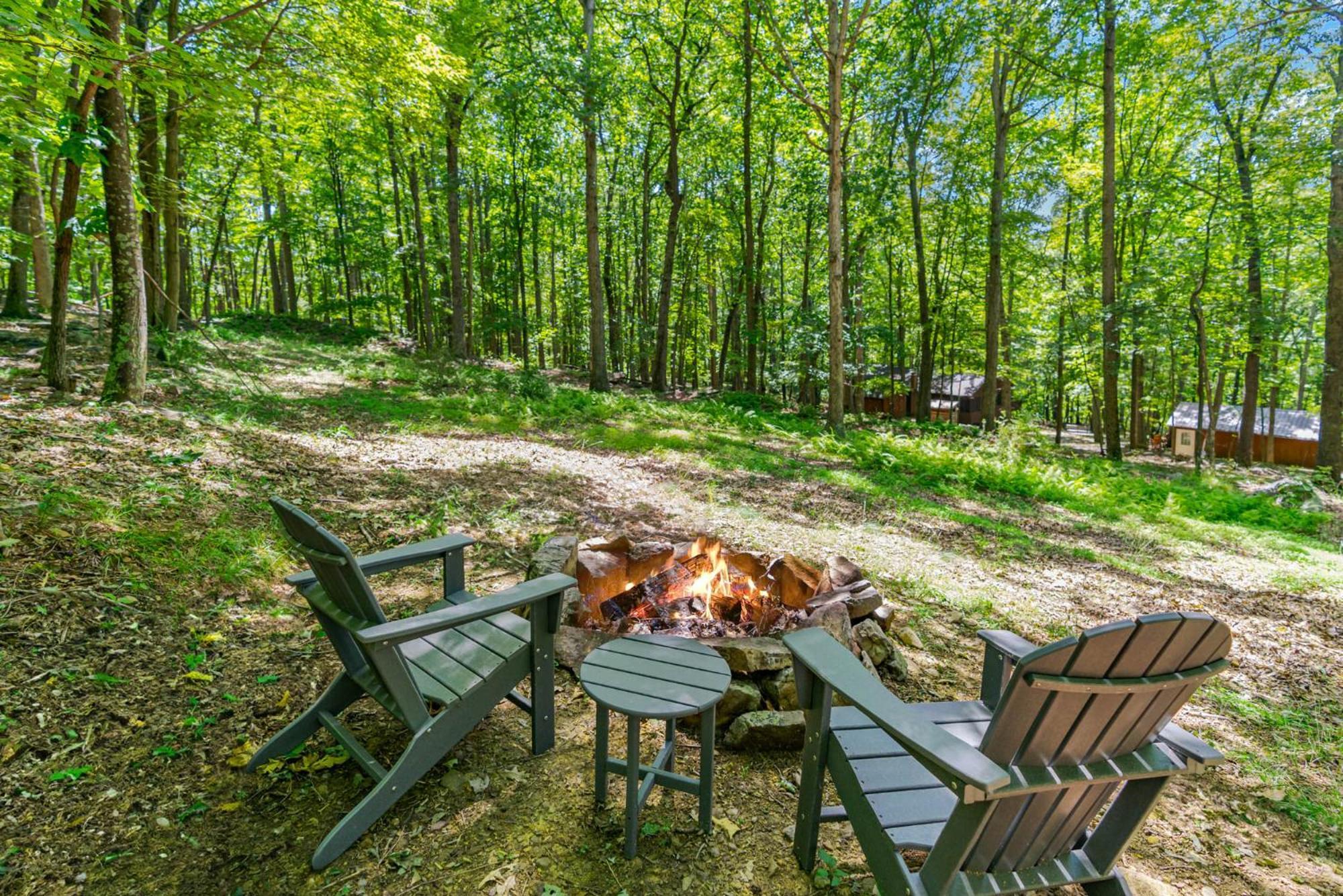 Secluded W Hot Tub, Fire Pit, Deck & Updated Wifi Great Cacapon 外观 照片